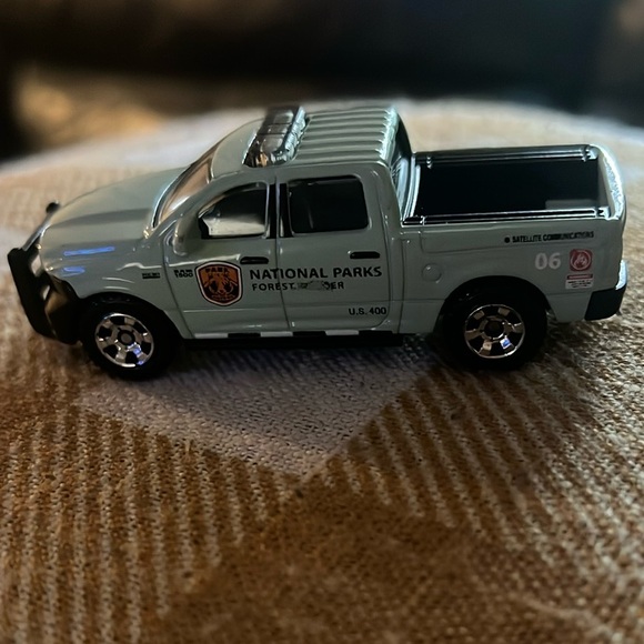 MATCHBOX BOAT CARS AND RESCUE TRUCK - Picture 8 of 10